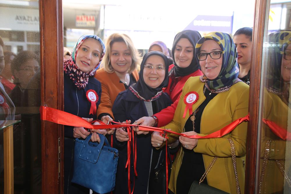 Kadın Kursiyerlerden El Sanatları Sergisi