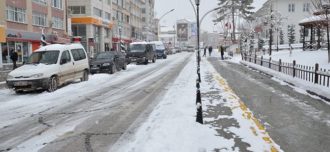 Karaman güne kar sürpriziyle uyandı