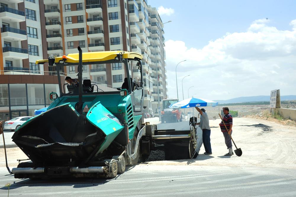 YENİ AÇILAN YOLLAR ASFALTLANIYOR