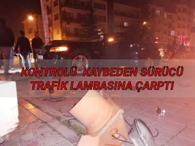 Karaman'da kontrolden çıkan otomobil yol kenarındaki kaldırıma çıktı.