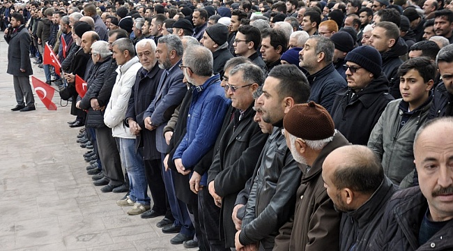 İdlib şehitleri için gıyabi cenaze namazı kılındı