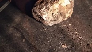Karaman'da dağdan kopan kaya parçası yola düştü