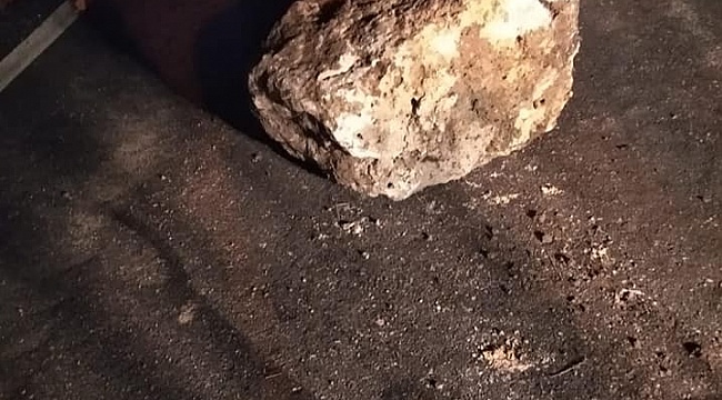 Karaman'da dağdan kopan kaya parçası yola düştü