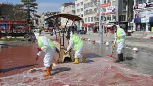 Cadde, sokak ve kaldırımlar koronavirüse karşı dezenfekte edildi