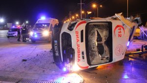 Tekeri patlayan ambulans beton bariyere çarparak fabrika bahçesine devrildi: 3 yaralı