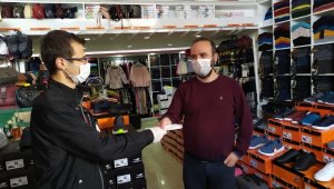 Ermenek Kaymakamlığı ilçedeki esnafa ücretsiz maske dağıttı