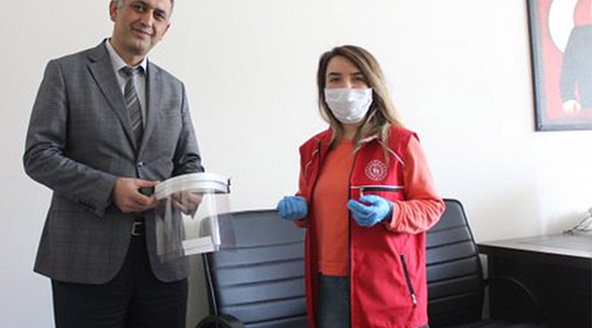 GENÇLİK MERKEZİ ÇALIŞANLARI MASKE ÜRETİYOR