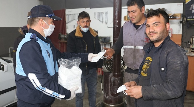 Karaman Belediyesi, sanayi esnafına maske dağıttı