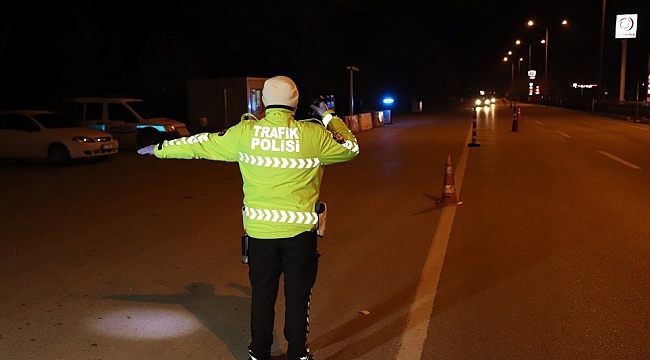Karaman polisi, Mersin ve Konya'ya giden sürücüleri yasak konusunda uyardı