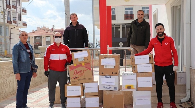 Karaman'da antrenörlerden sokağa çıkamayan yaşlılara gıda paketi yardımı