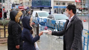 Karaman'da Hayırsever iki Aile 20 bin adet maske dağıttı