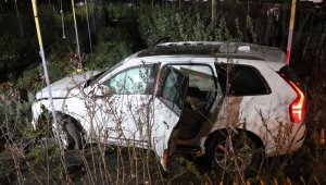 Sokağa çıkma kısıtlamasına uymayan ehliyetsiz sürücü ile İş adamının aracına çarptı