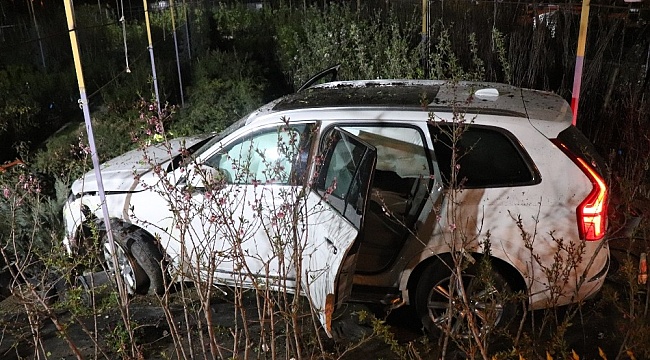 Sokağa çıkma kısıtlamasına uymayan ehliyetsiz sürücü ile İş adamının aracına çarptı
