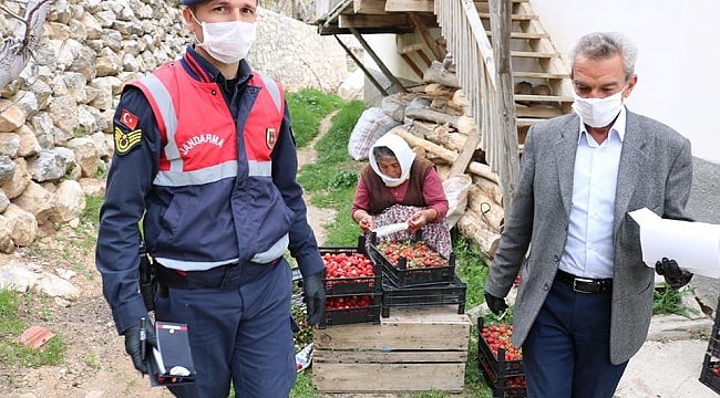 Belediye başkanı ve belediye personeli vatandaşa maske dağıttı