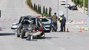 Otomobile Çarptı Hurdaya Döndü:1 Yaralı