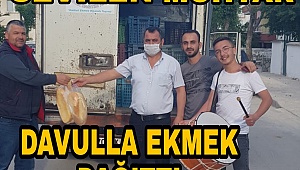 KARAMAN'DA MAHALLE MUHTARI DAVUL EŞLİĞİNDE EKMEK DAĞITTI