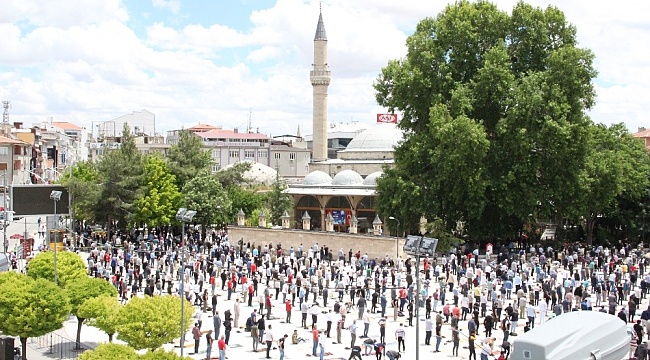 Karaman'da sosyal mesafeli ilk cuma namazı kılındı