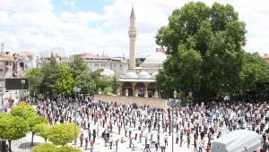 Karaman'da sosyal mesafeli ilk cuma namazı kılındı