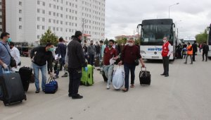 Karaman'a, Suudi Arabistan ve İtalya'dan karantina için getirilen 483 kişi çam fidanlarıyla uğurlandı