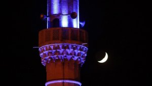 Karaman'da Tarihi Caminin minaresi ile hilalin buluşması mest etti