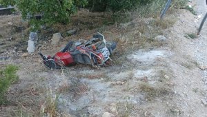 Yol kenarından Yürüyüş yapan kadınlara motosiklet çarptı mezarlığa savruldular: 4 yaralı