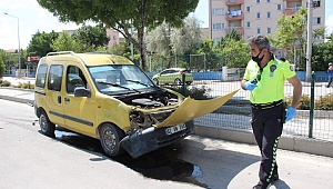 Direksiyon hakimiyetini kaybeden hafif ticari araç sürücüsü orta refüje çıktı