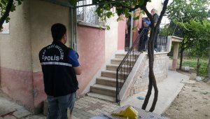 Karaman'da bir kişi, babası ile kardeşini bıçakladı