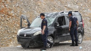 Karaman'da kontrolden çıkan hafif ticari ters döndü: 1 yaralı
