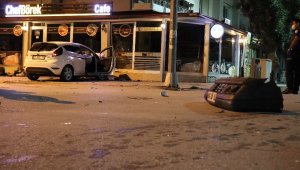 Karaman'da otomobiller çarpıştı Araçlardan biri Dükkana girdi : 2 yaralı
