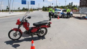 Karaman'da Pazar alışverişinden evine dönmekte olan motosiklet sürücüsü ile kamyonet çarpıştı: 1 yaralı