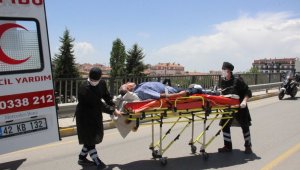 Karaman'da yola düşen plastik kasalar yüzünden kaza sonucu sürücü kalp krizi geçirdi