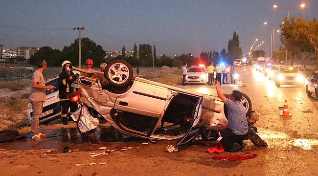 Ağaçlara çarpan otomobil yol ortasına devrildi: 2 yaralı