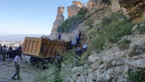 İstinat duvarına çarpan kamyonun sürücüsü yanarak can verdi