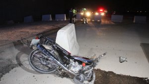 Karaman'da beton bariyere çarpan motosiklet sürücüsü ağır yaralandı