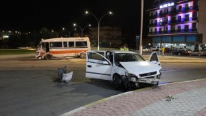 Karaman'da minibüs ile otomobil çarpıştı: 3 yaralı