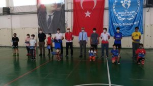 Ayrancı Belediyesi'nden badminton sporcularına malzeme desteği