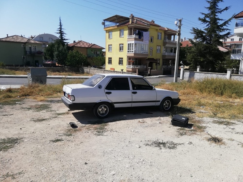Karaman'da otomobilin hoparlör ve teybini çaldılar