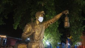 Güneyyurt'da Madenci heykelinde maske mesajı