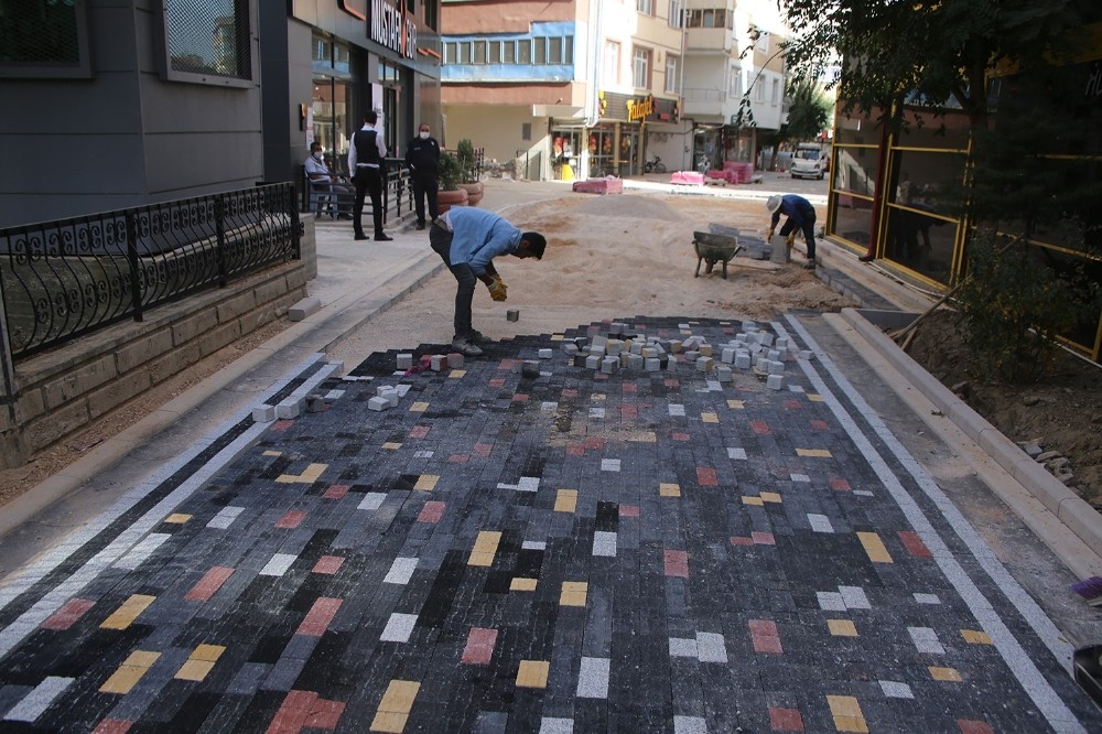 Karaman'da bazı sokaklara renkli parke taşları döşeniyor