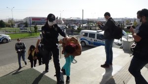 Karaman'da Gardiyanın vurulduğu olayda gözaltına alınan 3 kadın adliyeye sevk edildi
