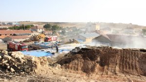 Karaman'da tutuşan kuru otlar saman balyalarına sıçradı