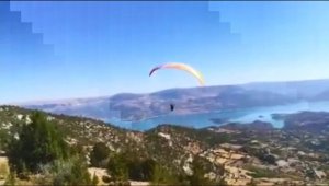 Kayalıklara çarpan yamaç paraşütçüsü yaralandı