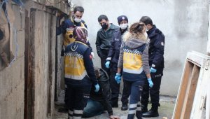 Alkollü şahıs girdiği kümeste sızıp kaldı