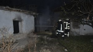 Karaman'da metruk evde çıkan yangın söndürüldü