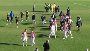 Karaman Belediyespor ile Çengelköy arasından oynanan maçta 3 kırmızı kart çıktı