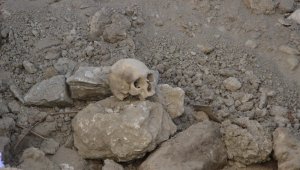 Yıkılmış metruk evin hafriyat temizliği sırasında insan kafatası bulundu