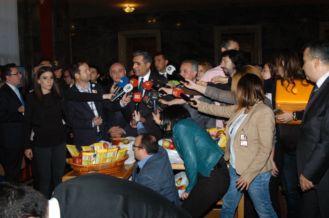 KONUK: DÜNÜN YAVAŞ DÜNYASINDA HABERLE TOPLUMU BULUŞTURAN GAZETECİLERİN BUGÜNÜN İLETİŞİM ÇAĞINDA MESULİYETLERİ DAHA AĞIRDIR