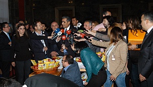 KONUK: DÜNÜN YAVAŞ DÜNYASINDA HABERLE TOPLUMU BULUŞTURAN GAZETECİLERİN BUGÜNÜN İLETİŞİM ÇAĞINDA MESULİYETLERİ DAHA AĞIRDIR