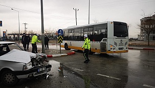 Otomobil belediye otobüsüne çarptı: 2 yaralı