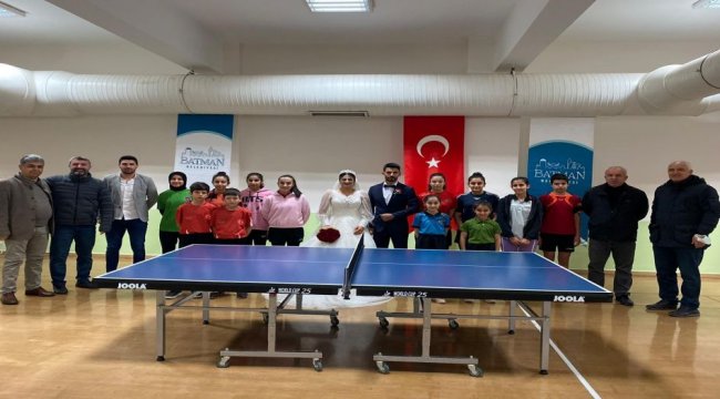 Spor Salonu'na gelinlik ve damatlıkla çıktılar